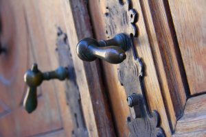 cat-kayu-untuk-pintu-antik